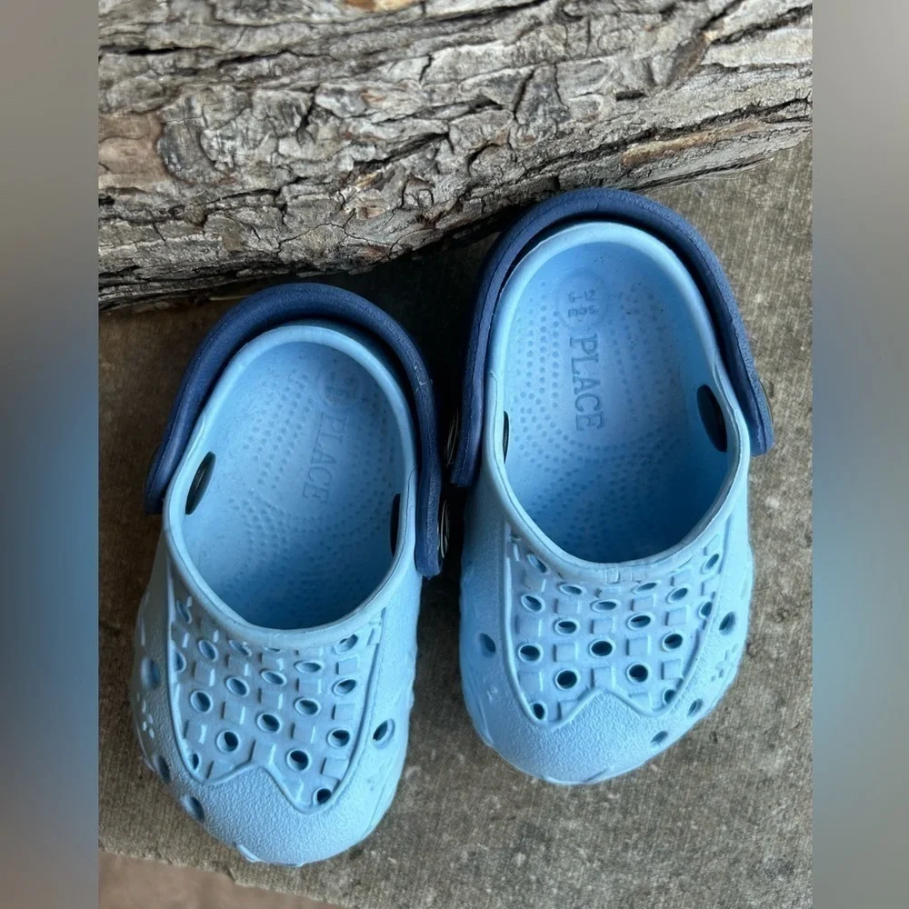 The Children’s Place unisex slip in lightweight baby shoes Sz-6-12 months. G